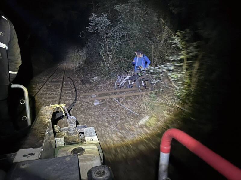 玩「皮克敏」夜闖阿里山林鐵軌道區？腳踏車男慘了 最高噴5萬