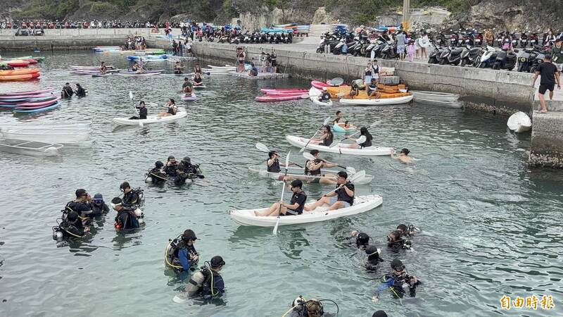 五一連假1.5萬人爆量登島 小琉球航道又見SUP進逼險擦撞