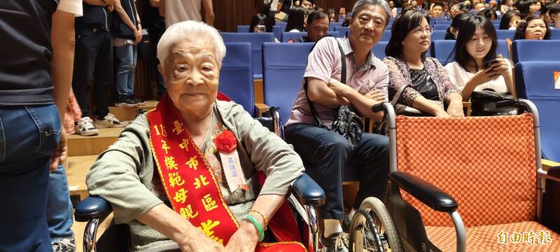 中市人瑞獲頒模範母親 盧秀燕：媽媽是小叮噹、阿信、桶箍