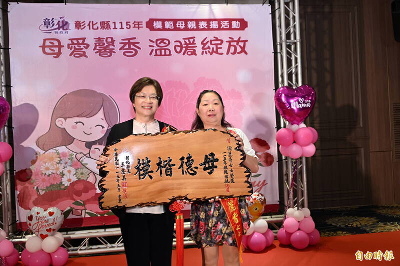 兒子車禍胸部以下癱瘓 謝麗香帶著他成為街頭藝人！獲彰縣模範母親
