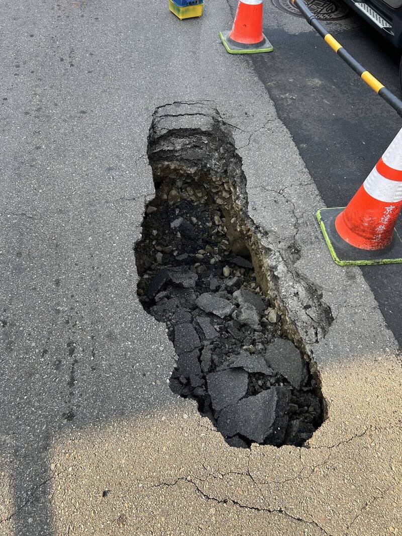 台中太平突現天坑！ 大吊車駛過路面整片塌陷 民憂：三角錐圍不住恐懼