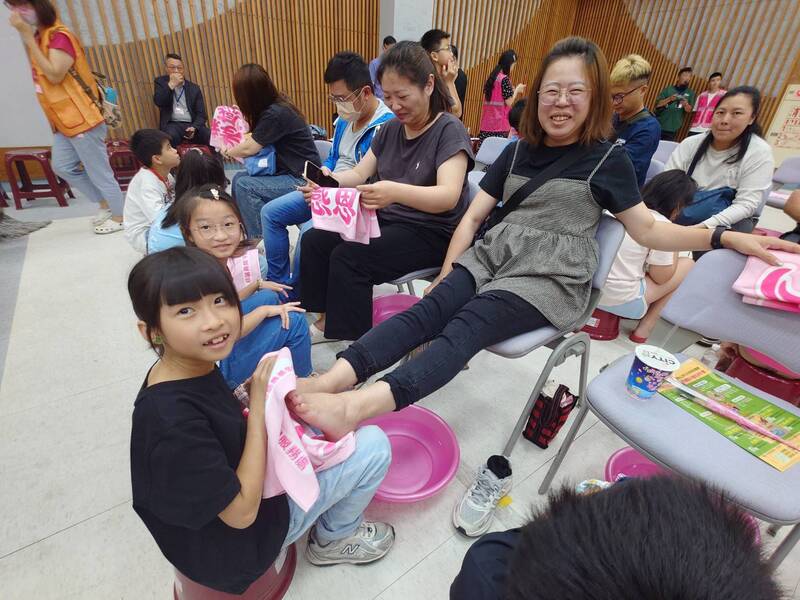 迎接母親節 南投縣學童敬獻供養金、為媽媽沐足