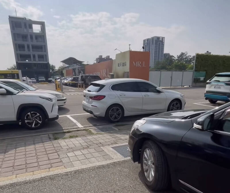 台中出現奇葩停車場！車進得去卻出不來  苦主得知「這原因」呆笑