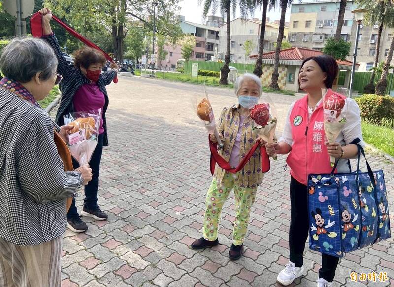 母親節將至 盧秀燕談母愛如「桶箍」、綠議員送花朵氣球