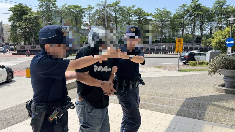 犯下凶殺案的林男被帶到頭份警分局偵查隊偵訊。（民眾提供）