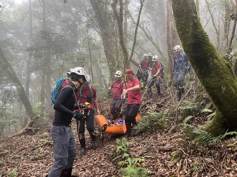 登山客登塔曼山跌倒扭傷腳 救援人員接力護送下山