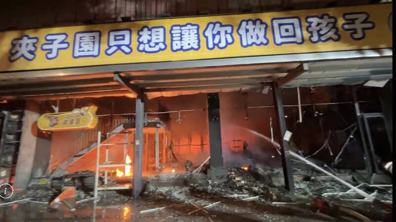 桃園平鎮夾娃娃機店凌晨突發大火全面燃燒，消防人員全力搶救。（記者李容萍翻攝）