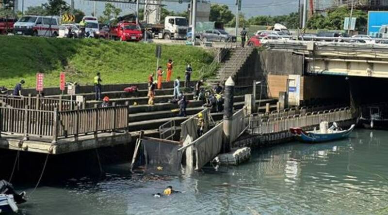 台北港護城河驚見男浮屍    警消打撈上岸追查死因