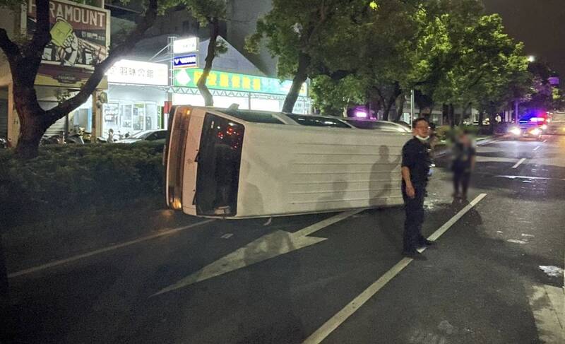 75歲翁自撞翻車 警提醒五月新制高齡換照下修70歲