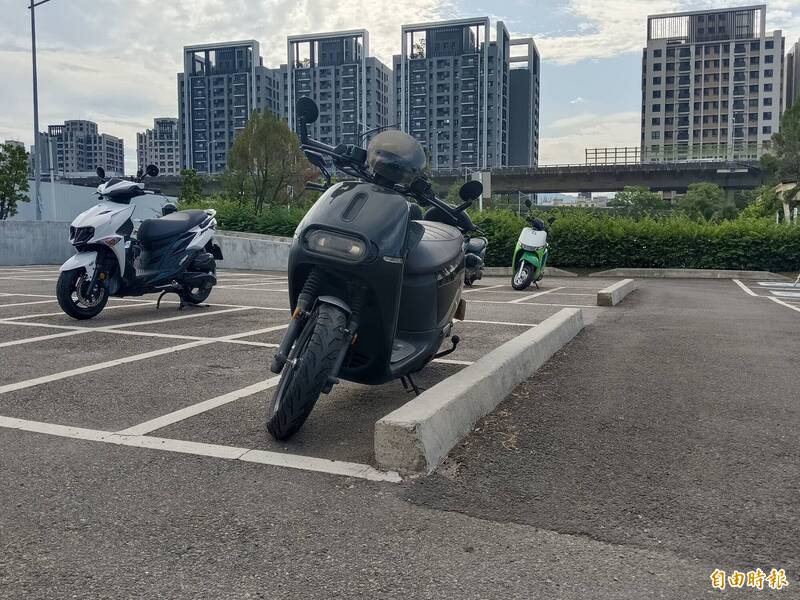 台中馬卡龍公園停車場「緣石」害撞到骨裂     民怨：根本隱形殺手