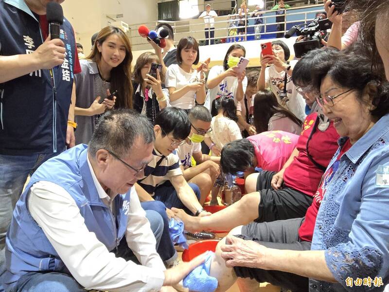 為92歲嬤洗腳 李四川：母愛讓城市變偉大