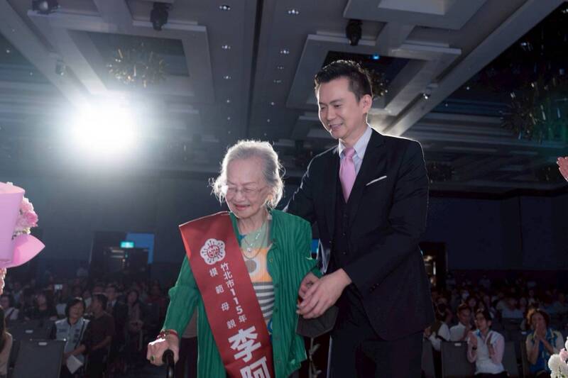 竹北模範母親像巨星！星光大道顯榮耀 鄭朝方獻「紙藝金馬獎」