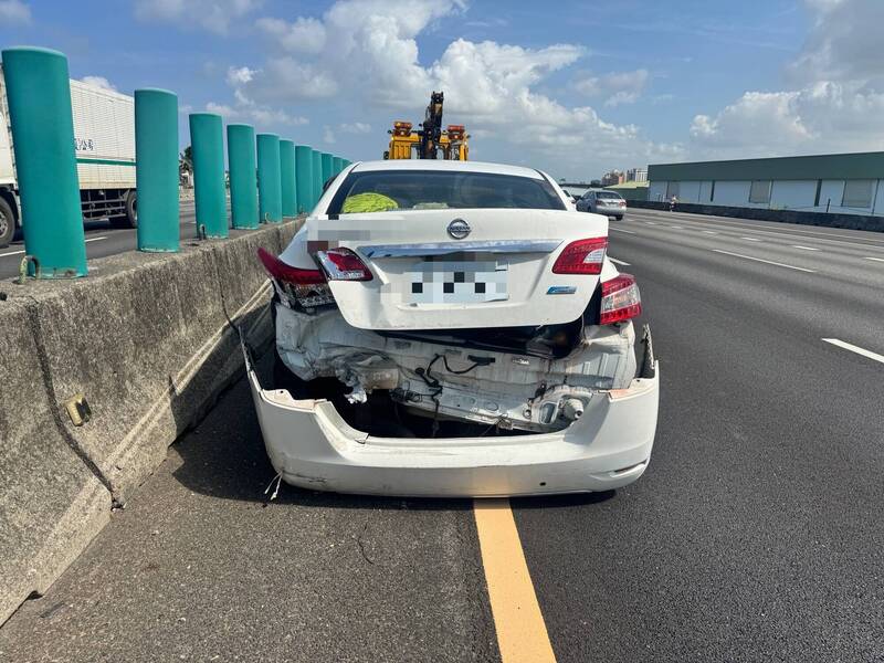 收假日中山高大車撞小車 4人受傷