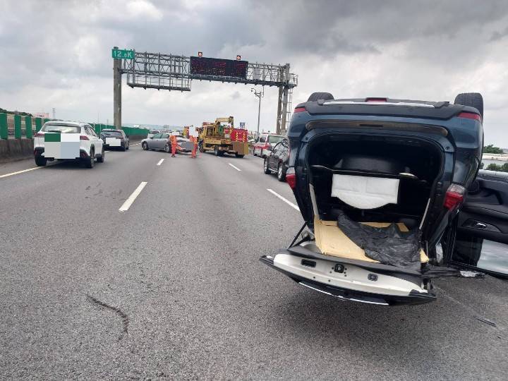 國道4號四車連環撞   2人受傷送醫