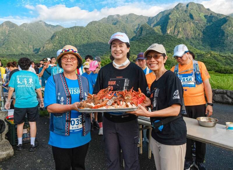 長濱雙浪金剛馬拉松大啖龍蝦 觀光署長讚最療癒、最強補給賽道