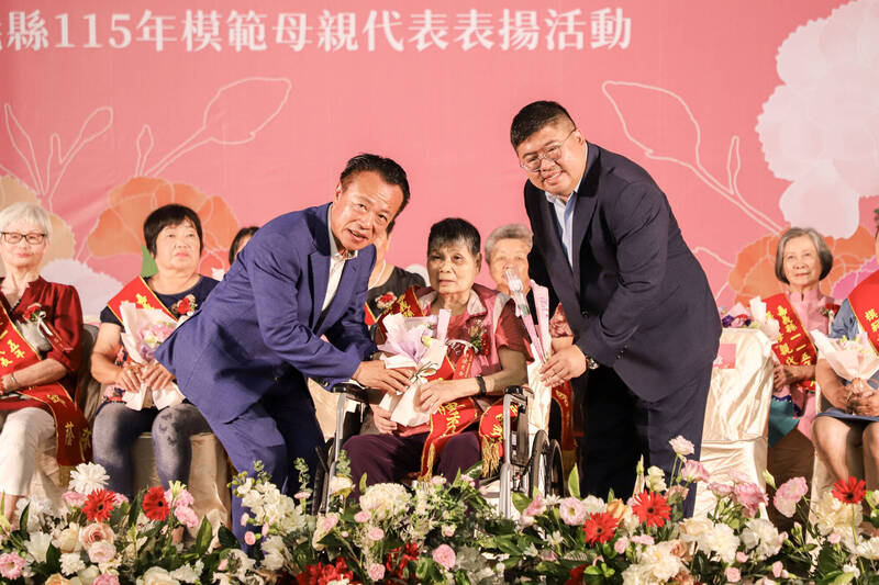 母愛綻放 嘉縣表揚22位模範母親