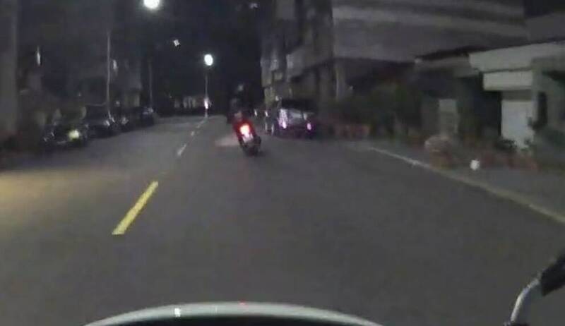 高雄男機車牌照註銷、蛇行未戴安全帽  多項違規恐罰到「脫褲」