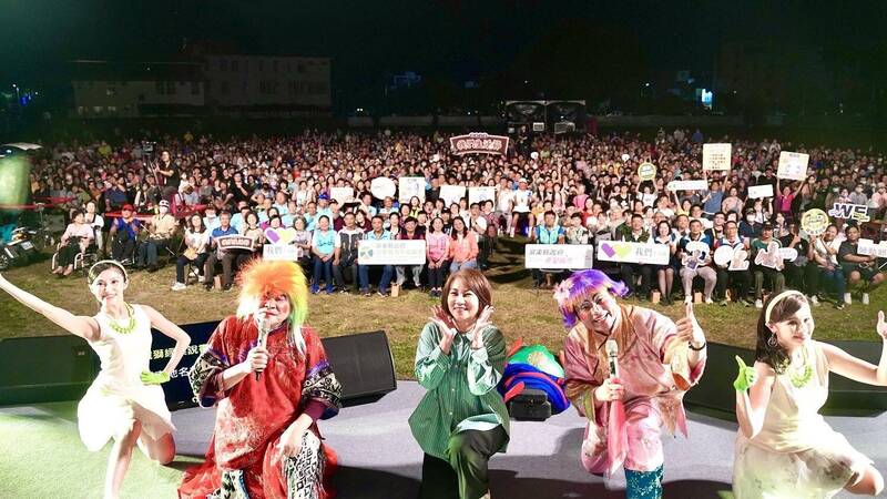 鐵獅玉玲瓏萬丹逗趣開演 王彩樺同台獻藝嗨翻8千人