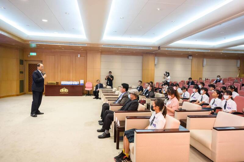 「沈文」(戴帽口罩者)安排師生進入立法院參訪。(取自立法院官網) 「沈文」(戴帽口罩者)安排師生進入立法院參訪。(取自立法院官網)
