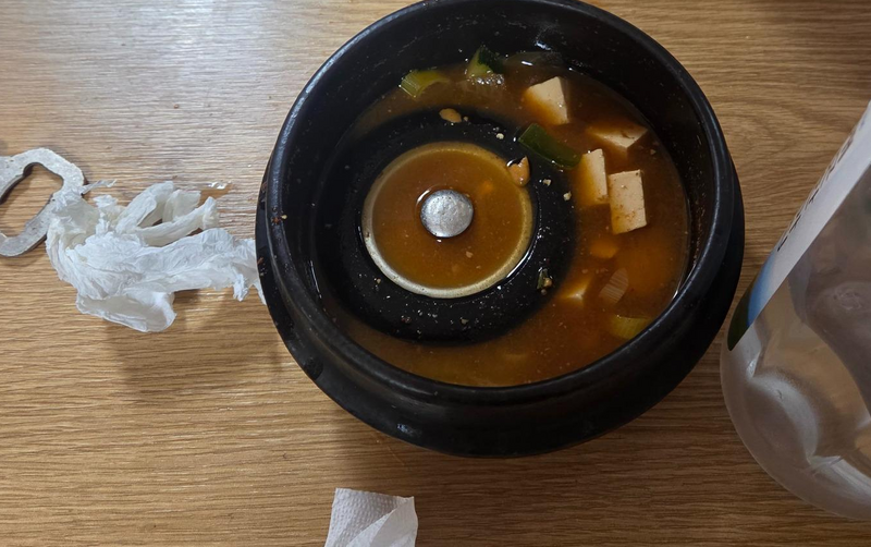噁！南韓節慶餐廳大醬湯 民眾吃到排水孔蓋