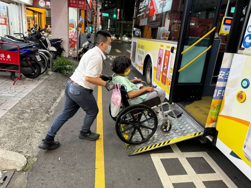 台中公車駕駛一次遇4位坐輪椅乘客 未過站不停還耐心扶上車獲好評