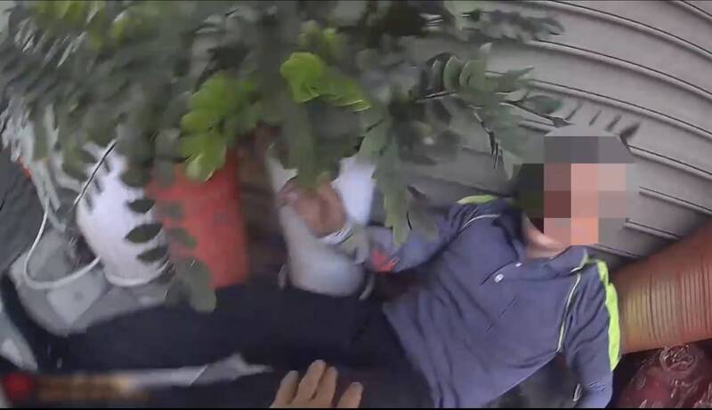 越南籍移工逾期居留拒檢狂奔百米 警民聯手追捕壓制