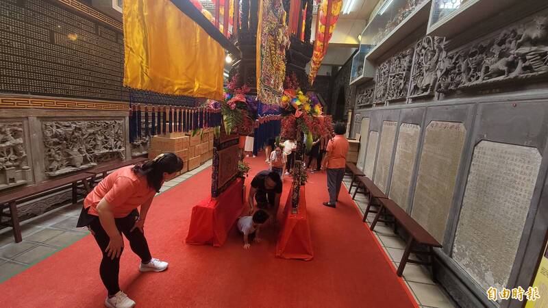 屏東慈鳳宮迎接媽祖誕辰 舉辦躦轎腳祈福、發放平安壽麵