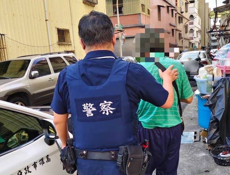 高雄翁散步竟迷途  警護送回家籲民留意長輩確保安全