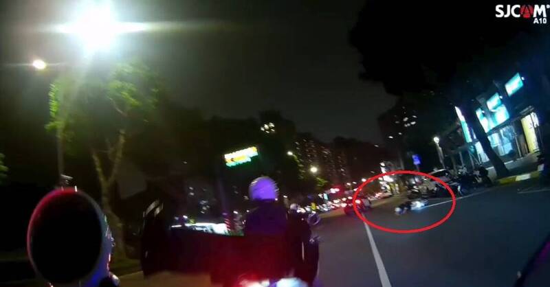 酒駕騎WEMO跑給警察追 騎士自摔落網送辦