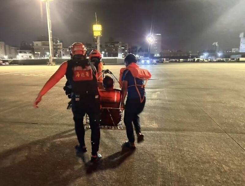 漁船船長疑中風 空勤黑鷹夜間出動救援