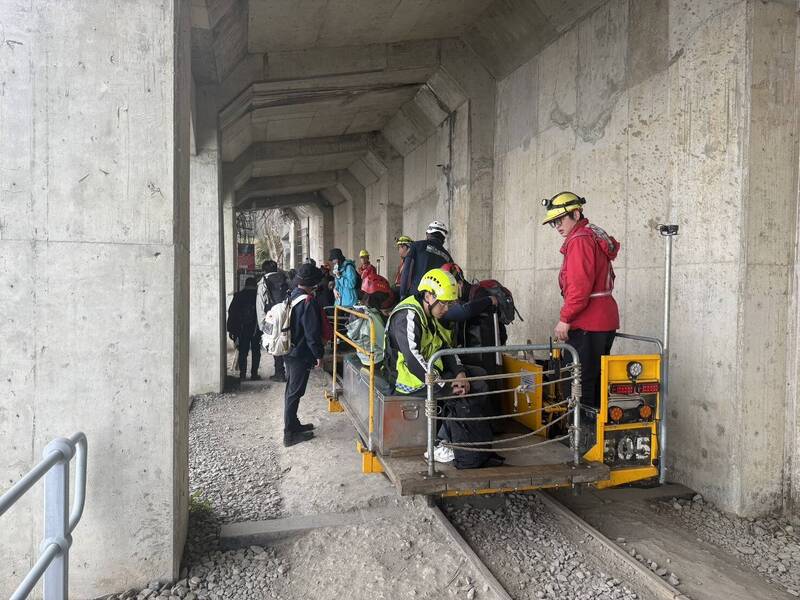 阿里山林業鐵路及文化資產管理處台車接駁。（警方提供）