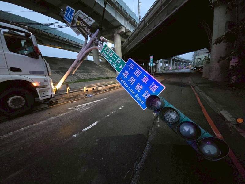大貨車撞斷台64線下號誌桿   警揪尖峰時段違規