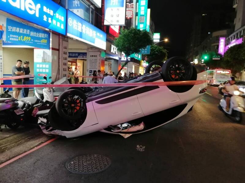 保時捷撞變電箱翻覆毀7機車 落跑駕駛到案竟是毒駕