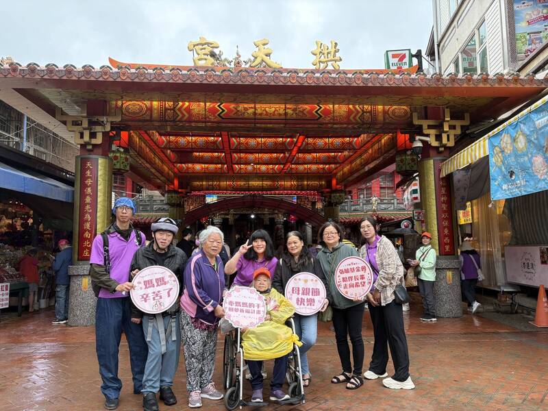 弘毓基金會陪伴身障者與長輩   到白沙屯拜媽祖圓夢