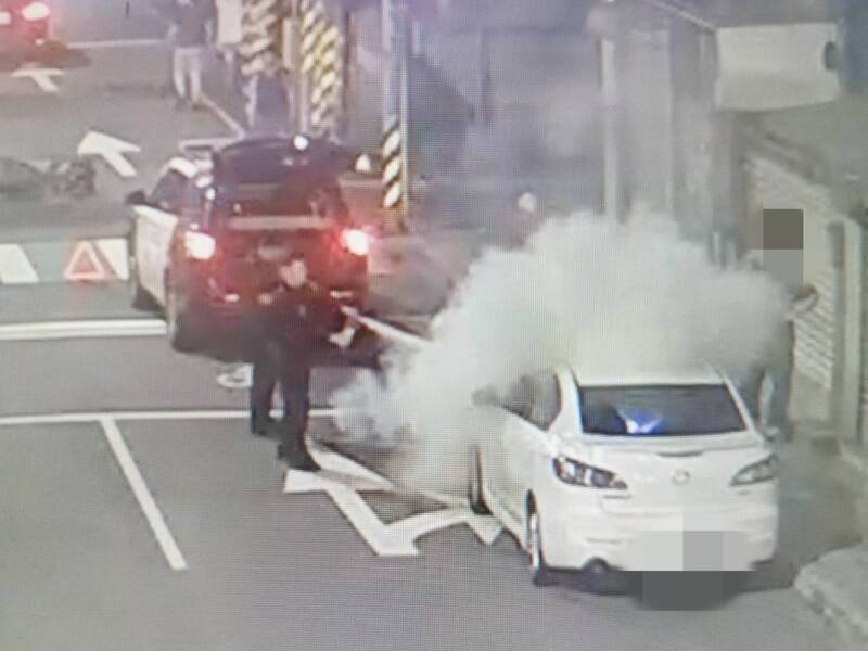 友人出車禍驅車到場關心......沒料到引擎燒起來 警持滅火器搶救