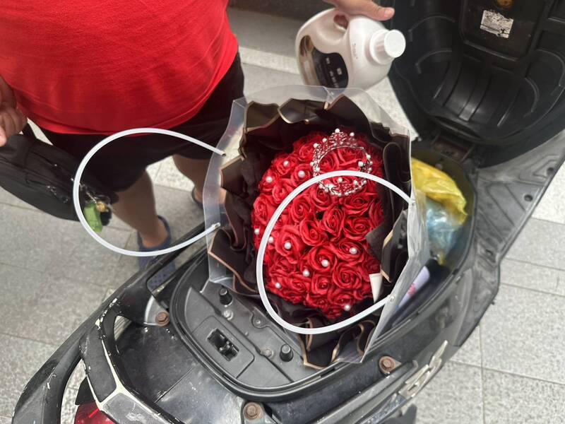 無人商店「空氣掃碼」竊走2800元花束 男子落網稱只是當下沒帶錢