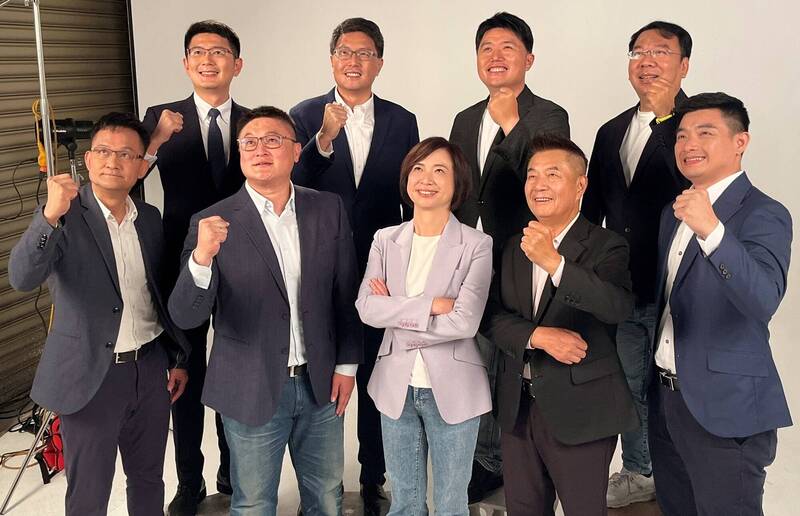 民進黨台中市長與議員參選人拍形象照 過程輕鬆愉快