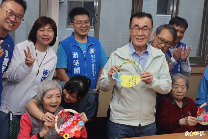 李四川參訪新店老人養護中心 與阿嬤們提早歡度母親節