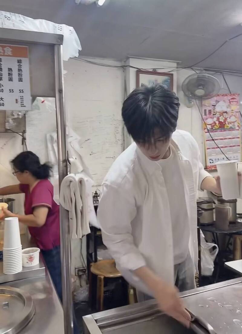 阿B 在阿姨和姨丈經營的粉圓店幫忙,未料因神似中國藝人張凌赫而引發網友暴動。(擷取自threads@bben89) 阿B 在阿姨和姨丈經營的粉圓店幫忙,未料因神似中國藝人張凌赫而引發網友暴動。(擷取自threads@bben89)