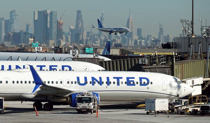 驚！美聯合航空班機降落撞到路燈 機師被停飛