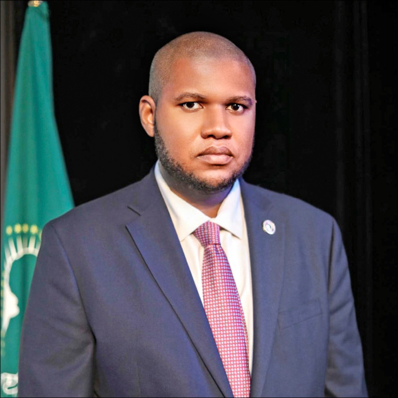 「非洲聯盟經濟、社會及文化理事會」（AU ECOSOCC）主席Louis Cheick Sissoko 3日於社群媒體發文，針對近期國際間發生外部勢力干涉塞席爾、模里西斯及馬達加斯加等非洲國家領空事表達憤慨。（圖擷取自Louis Cheick Sissoko臉書）