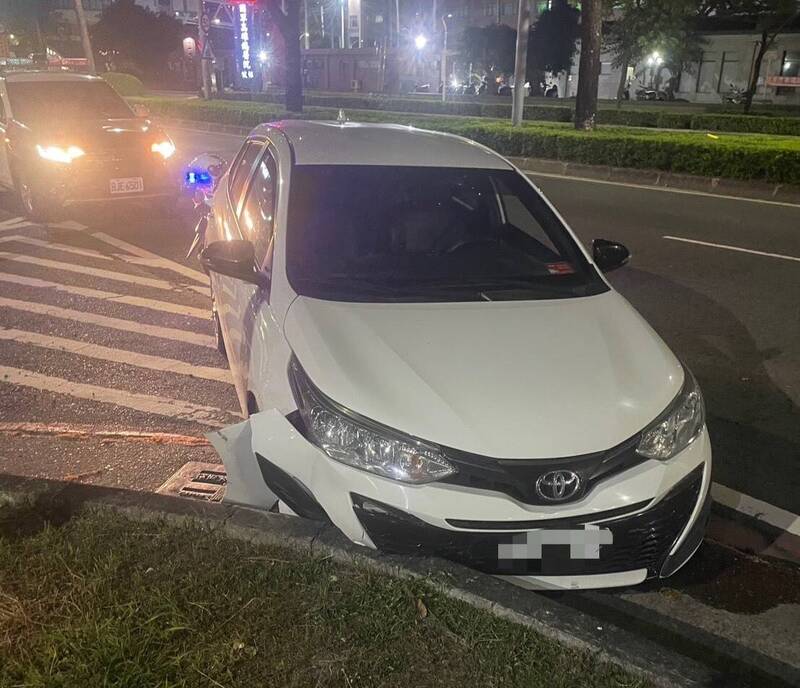 高雄暗夜傳槍響 毒駕男開車衝撞警車遭開5槍追捕