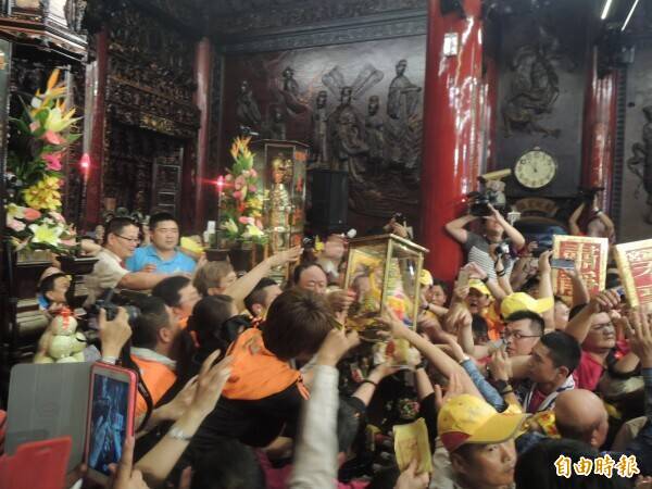 信眾為求財拿「信用卡、現金」狂刮神龕 楊登嵙︰影響運勢