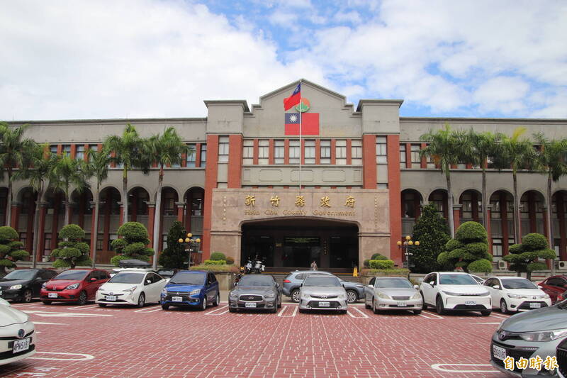 芎林公墓旁申請建物 縣府：違規從事殯葬業不發使照或開罰