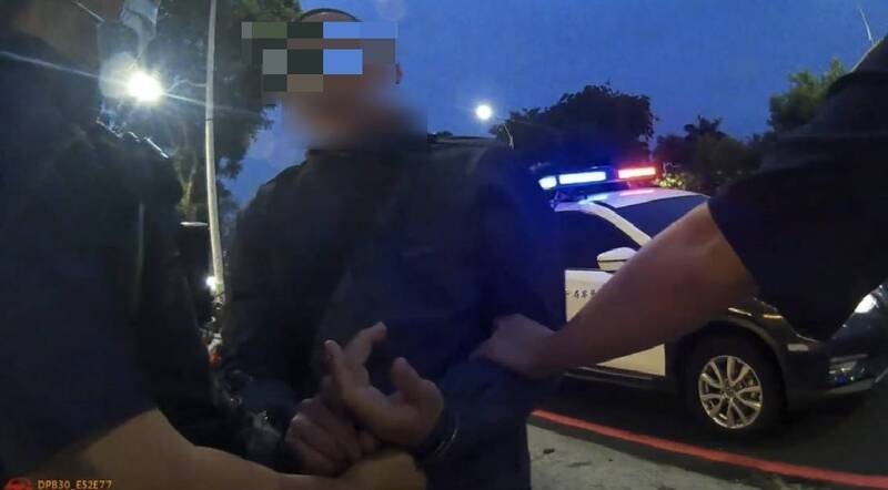 清晨發酒瘋！高雄男咆哮欲推員警、衝馬路 遭壓制送醫