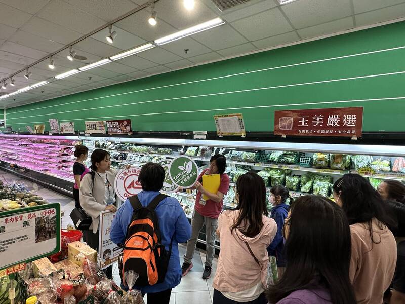 台中市農業局將食農教育搬進超市 找張老師教認識各種農業標章