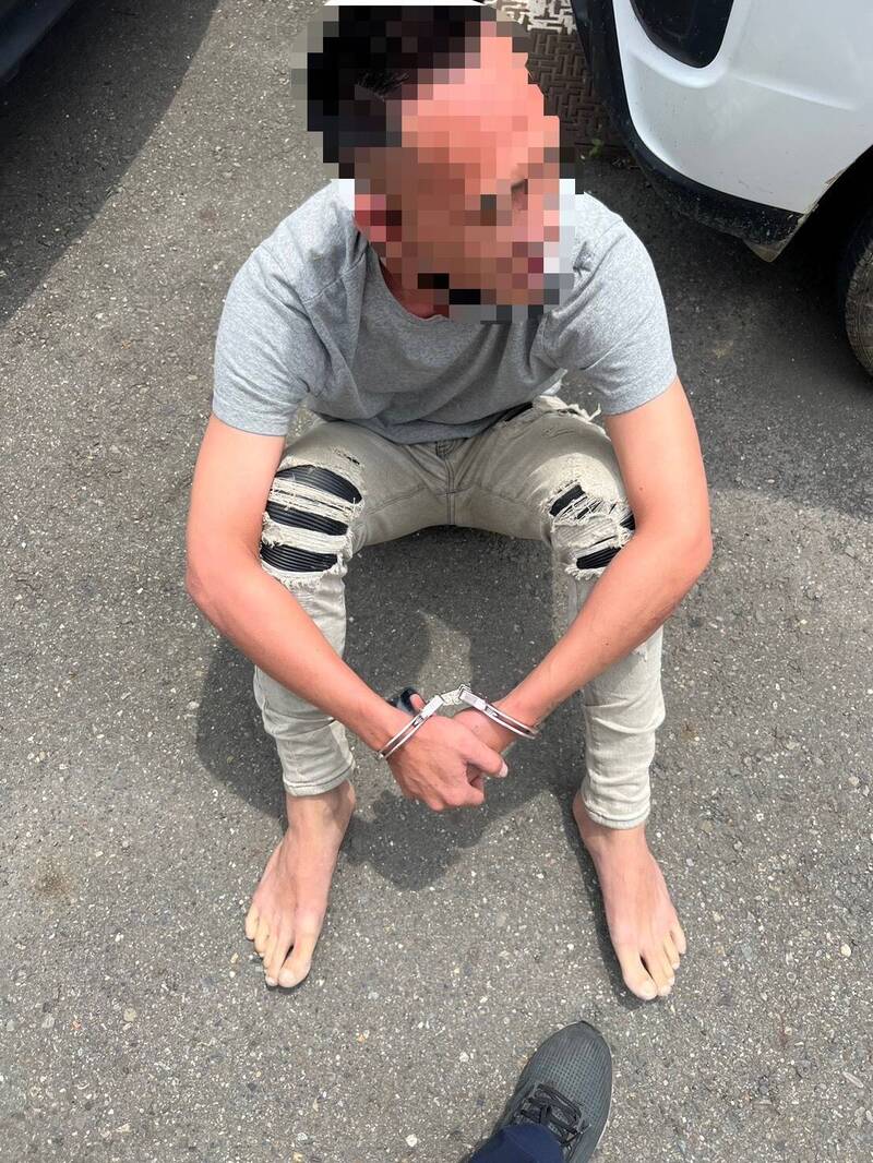 烈日下赤腳奔逃！通緝犯翻牆筋疲力盡 警圍捕起獲毒品2罪送辦