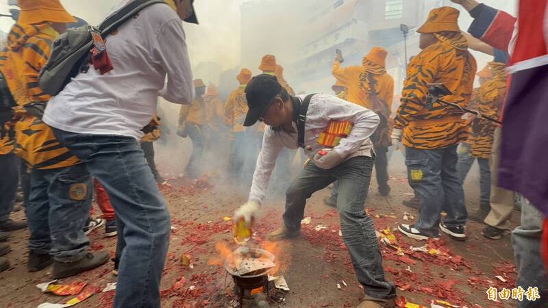 北港人小過年！國家重要民俗「北港朝天宮迎媽祖」炸轎、犁炮超震撼