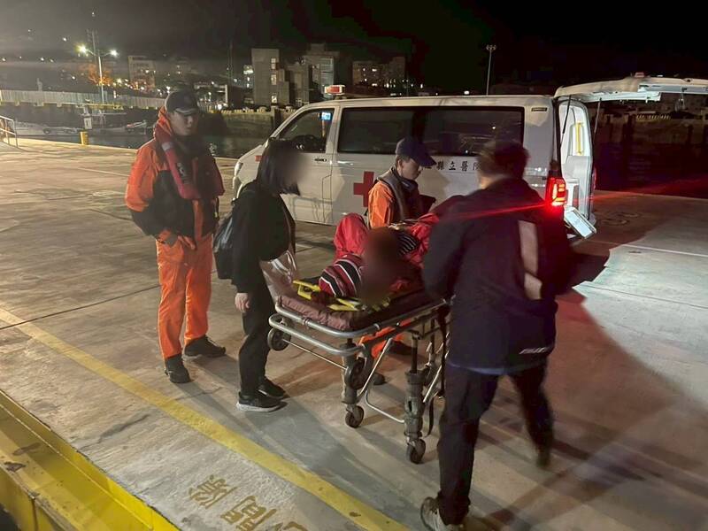 馬祖海巡深夜跨島救援 北竿腹痛女子急送南竿就醫