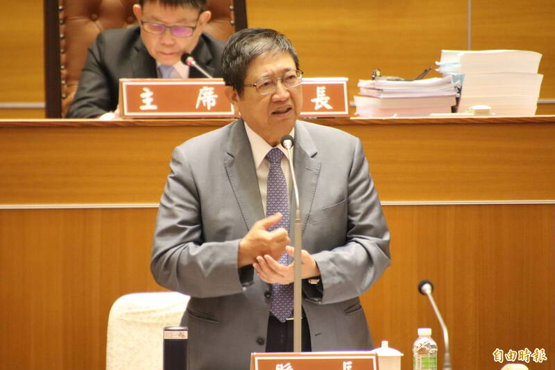 新竹縣長楊文科覺得縣議員吳旭智建議,敬老愛卡結合中央政策和點數經濟,讓政策變有趣的想法很值得肯定。(記者黃美珠攝) 新竹縣長楊文科覺得縣議員吳旭智建議,敬老愛卡結合中央政策和點數經濟,讓政策變有趣的想法很值得肯定。(記者黃美珠攝)